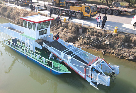 قارب تنظيف المياه