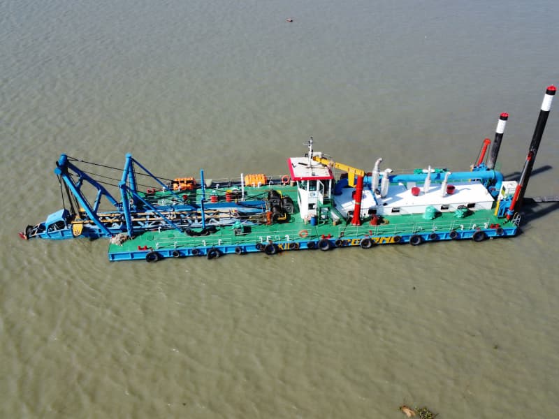 كراكة رأس قاطع معيارية JLCSD650 مقاس 26 بوصة، سعة 6000 متر مكعب/ساعة، مناسبة لأعمال التجريف في الأنهار والبحيرات والبحار والموانئ