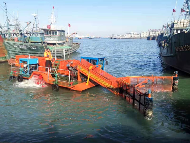 سفينة تنظيف المياه الأوتوماتيكية / حصادة الأعشاب المائية / قارب كاشط للنفايات